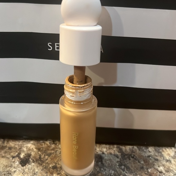 Rare beauty concealer - Picture 2 of 3